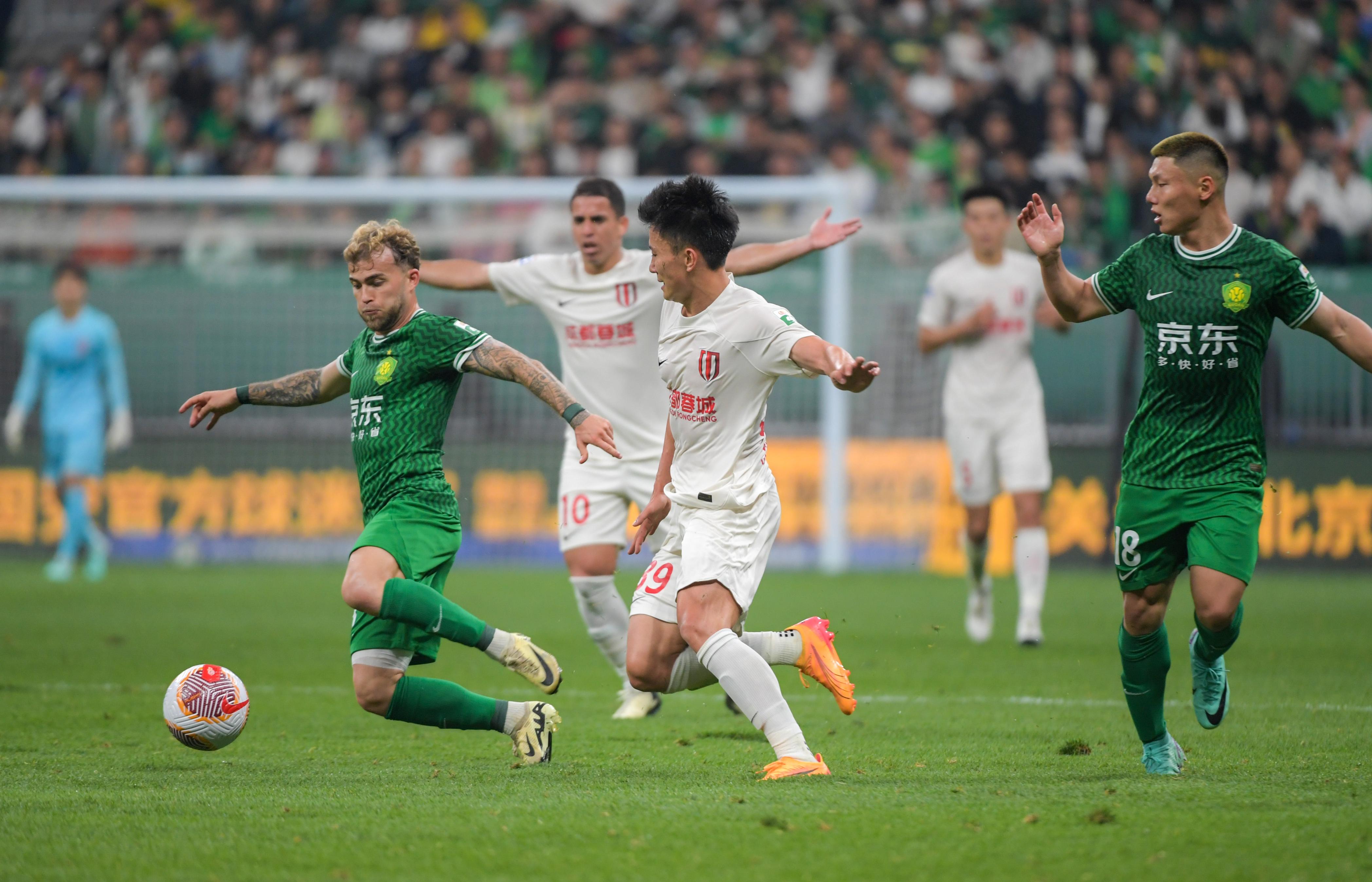 北京国安主场大胜河南建业,表现趋于稳定 北京国安主场大胜河南建业,表现趋于稳定