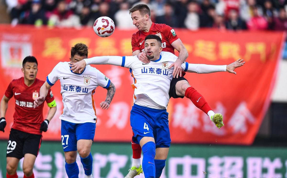 大赛中中国队表现抢眼，引发球迷关注