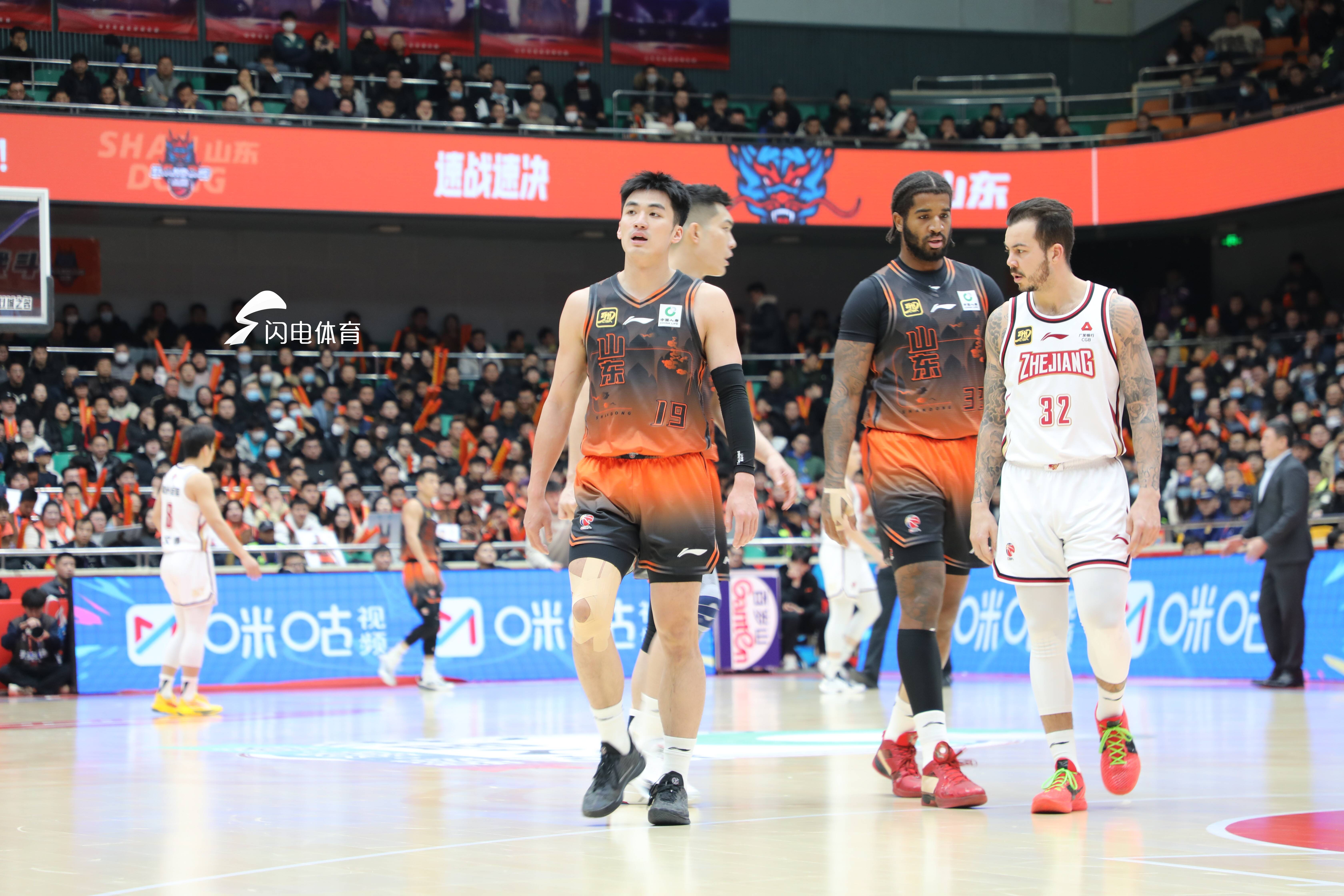 山东男篮主场大胜对手，展现实力